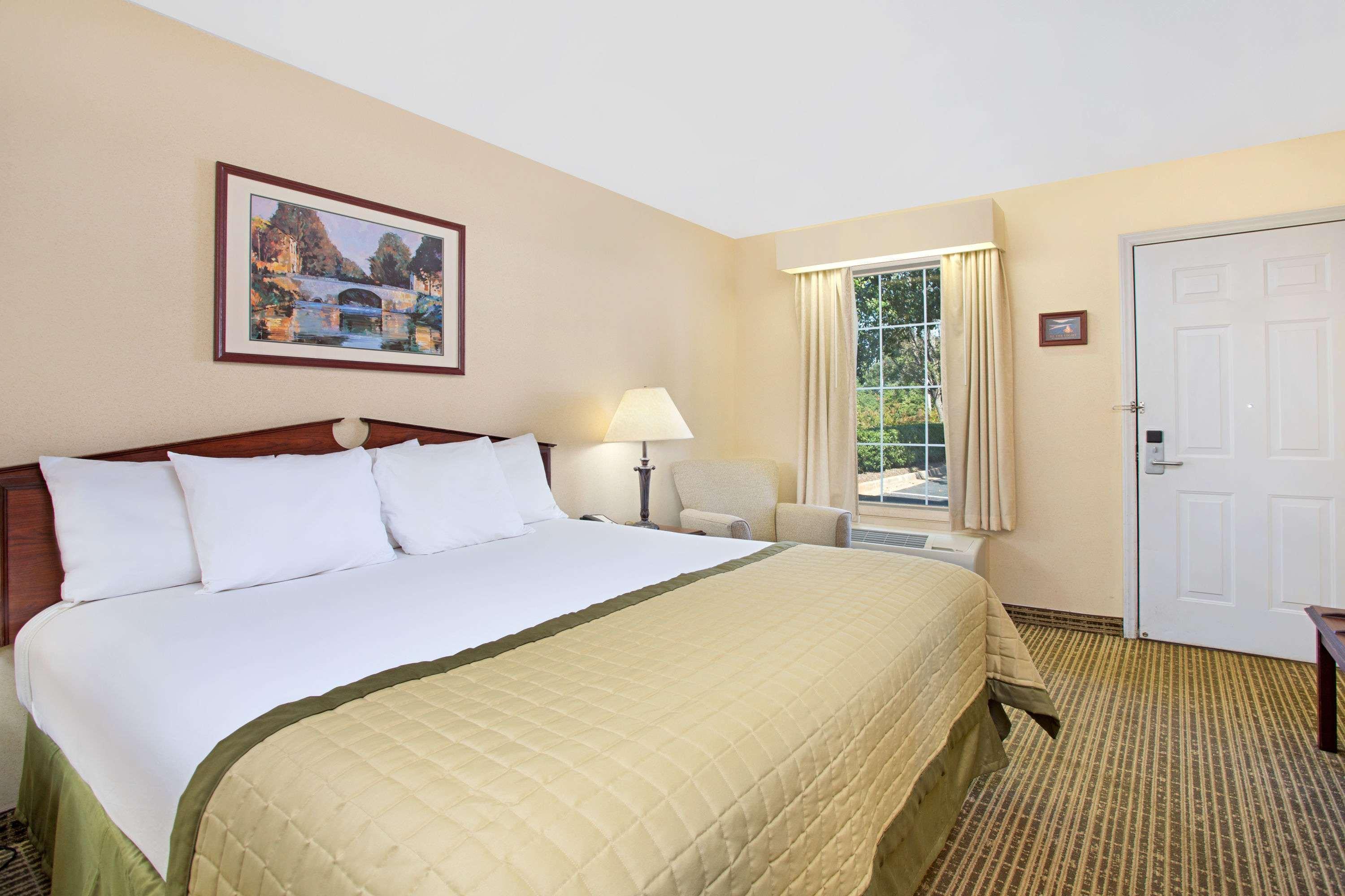 Baymont By Wyndham Forest City Extérieur photo