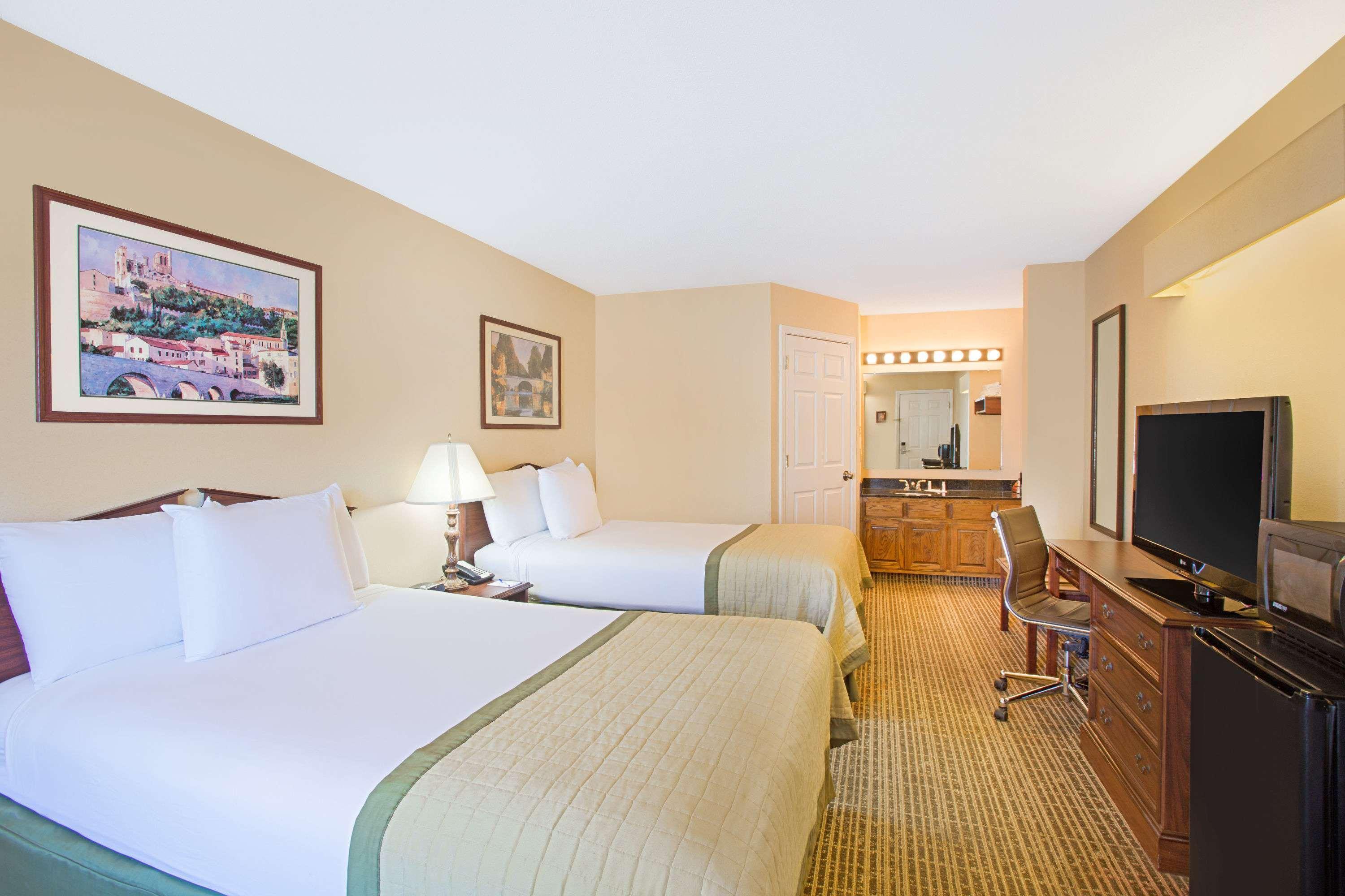 Baymont By Wyndham Forest City Extérieur photo