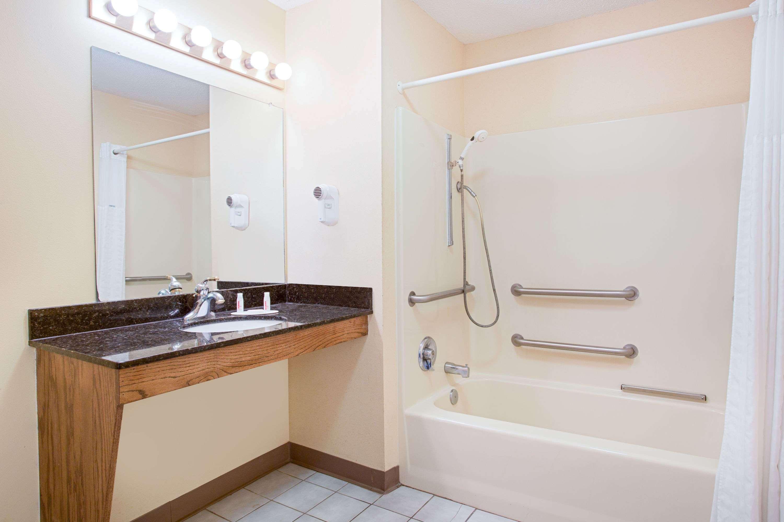 Baymont By Wyndham Forest City Extérieur photo