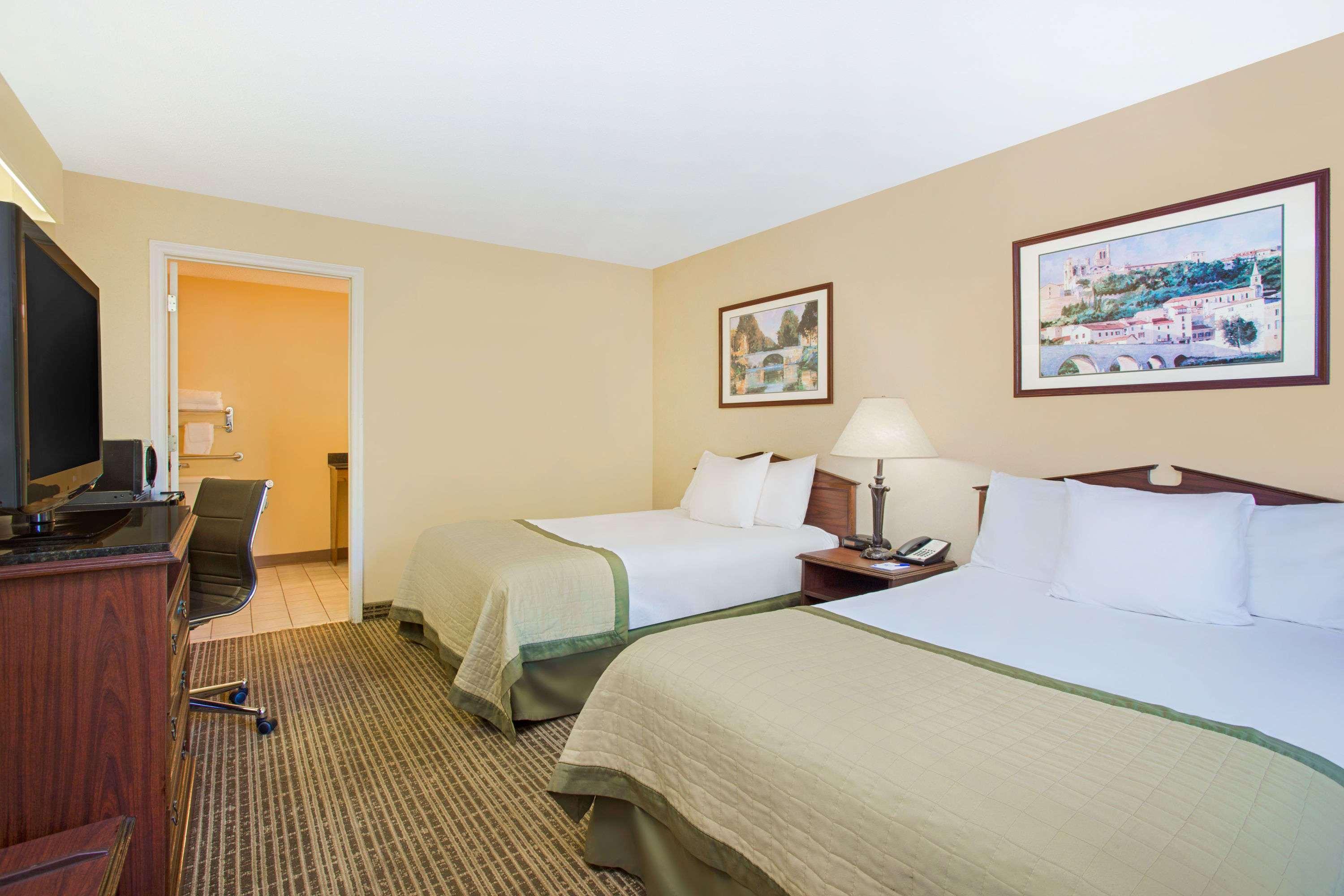 Baymont By Wyndham Forest City Extérieur photo