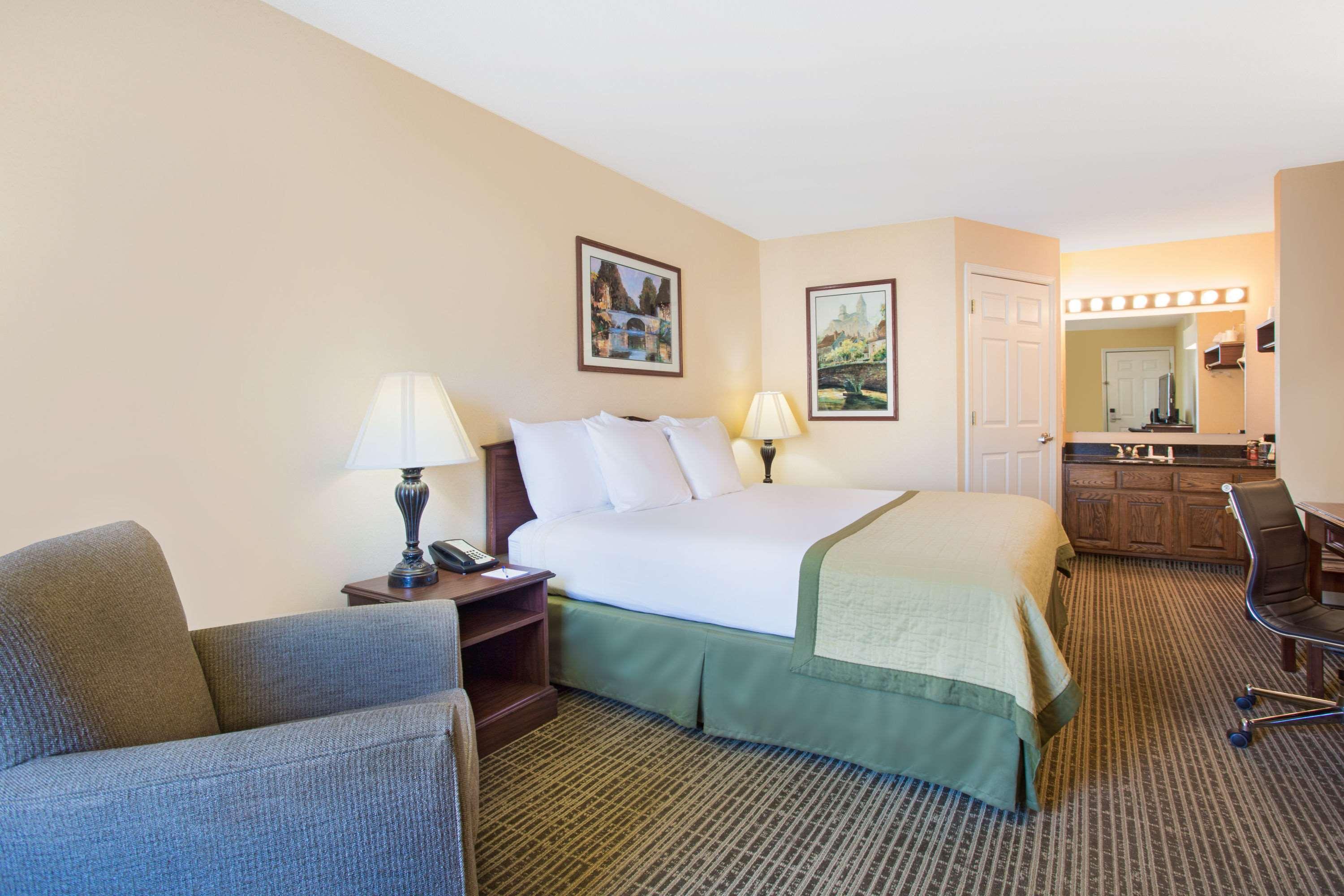 Baymont By Wyndham Forest City Extérieur photo