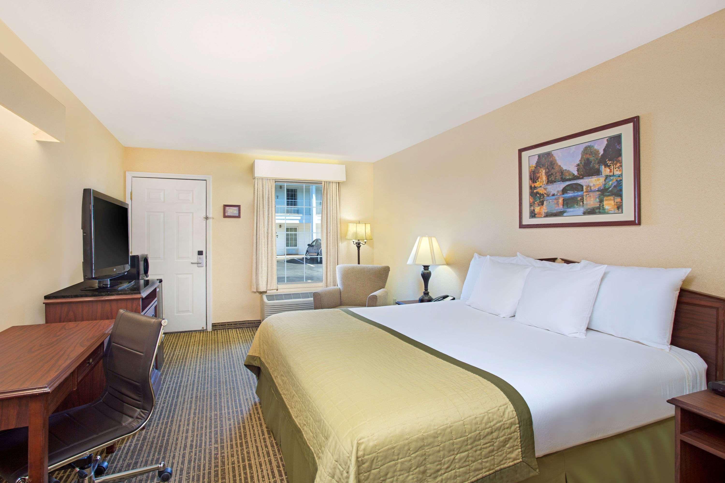Baymont By Wyndham Forest City Extérieur photo