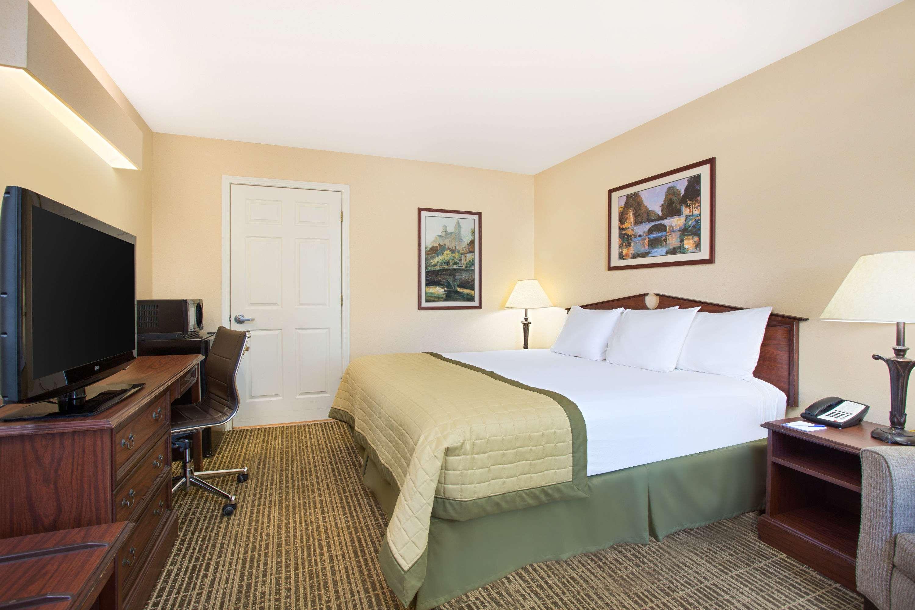 Baymont By Wyndham Forest City Extérieur photo