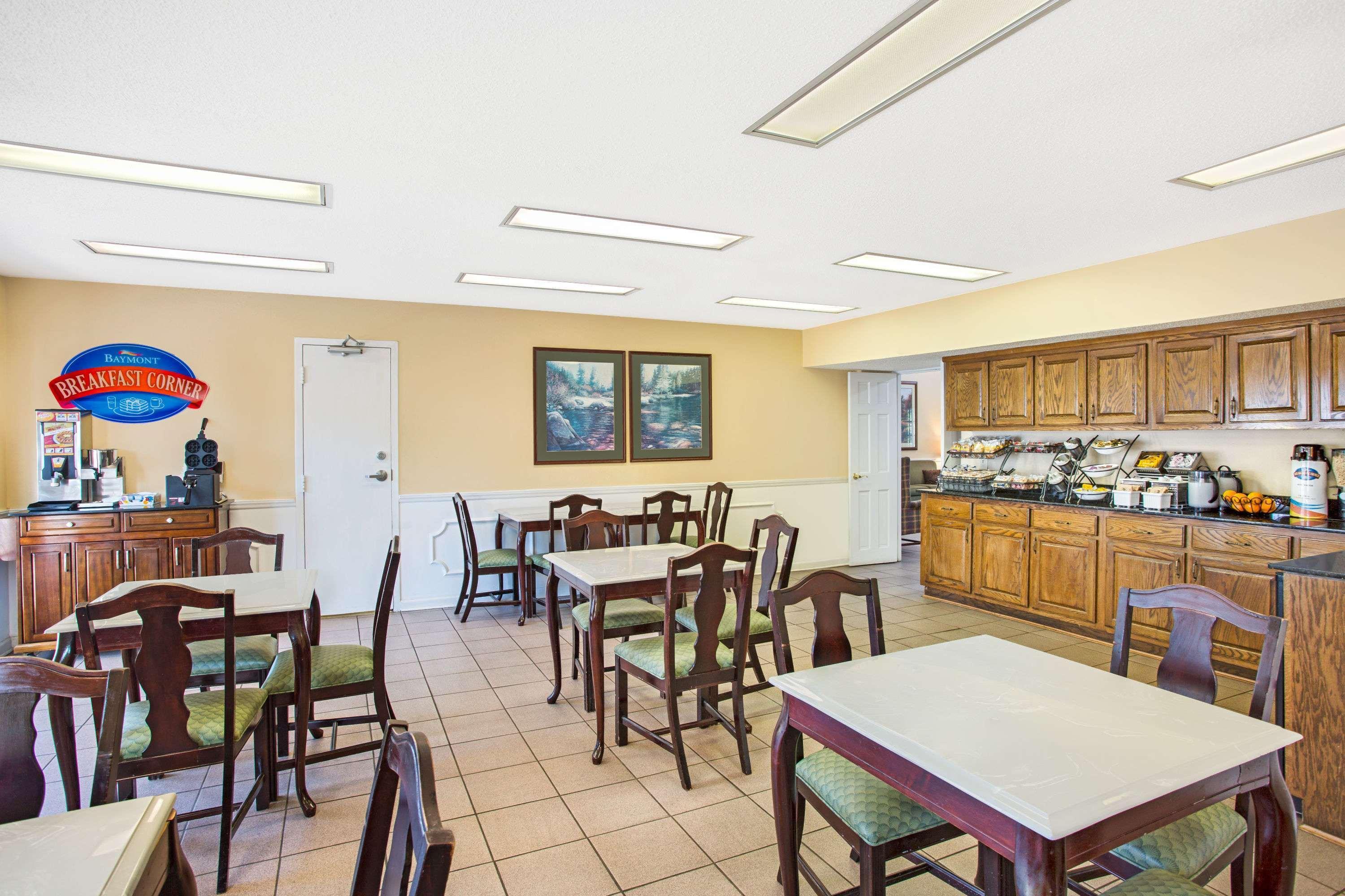 Baymont By Wyndham Forest City Extérieur photo