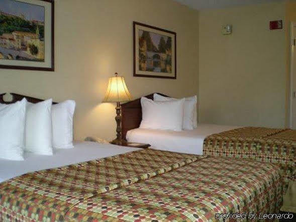 Baymont By Wyndham Forest City Extérieur photo
